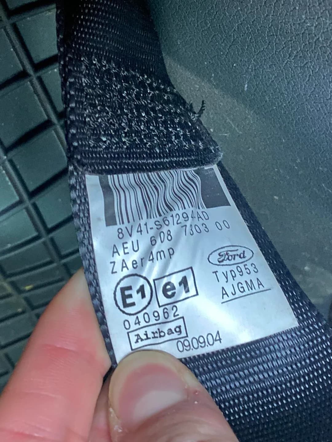 Eticheta cu data fabricatiei pe centura de siguranta auto