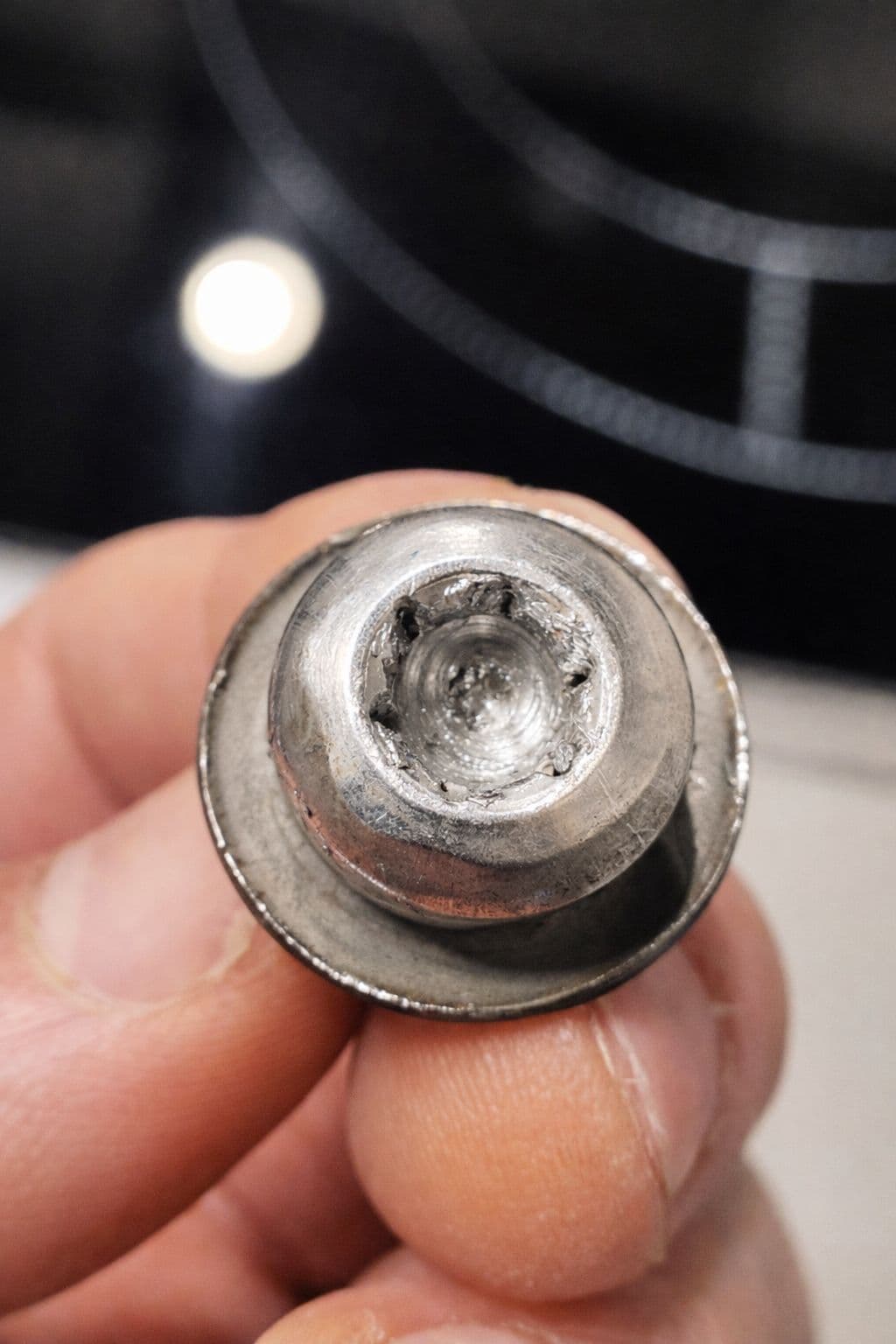 Surub de bord cu urme de surubelnita - indicator ca bordul a fost demontat